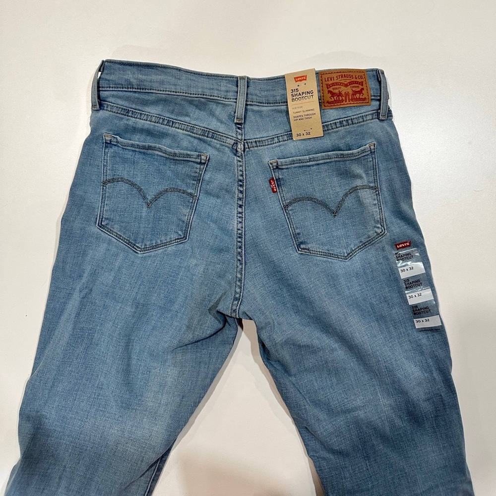 NWT Women’s Levi’s Bootcut Light wash jeans 315 Shaping size 30 x 32 - Picture 2 of 2
